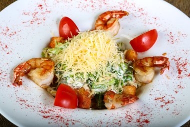 Sezar salatası kaplan karides ile