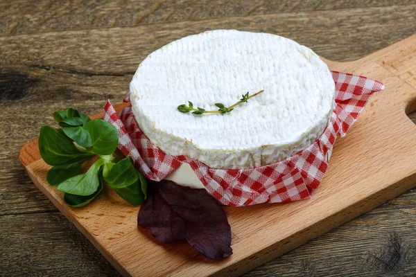 Delicioso queijo Camembert com tomilho — Fotografia de Stock