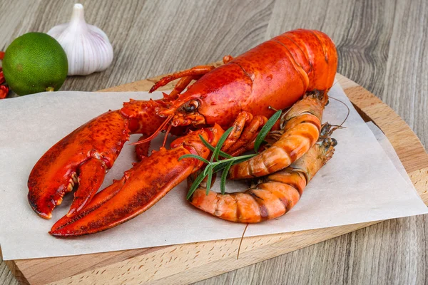 Grand homard cuit et crevettes — Photo