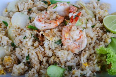 Kızarmış pirinç ve karides.