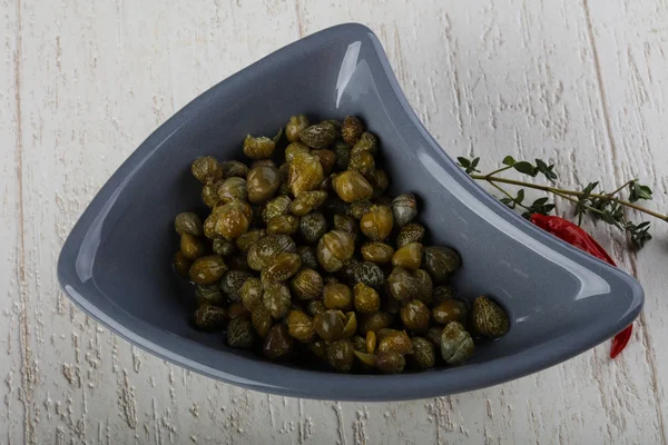 Ingemaakte kappertjes in de kom — Stockfoto