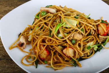 Deniz ürünleri ile Asya makarna