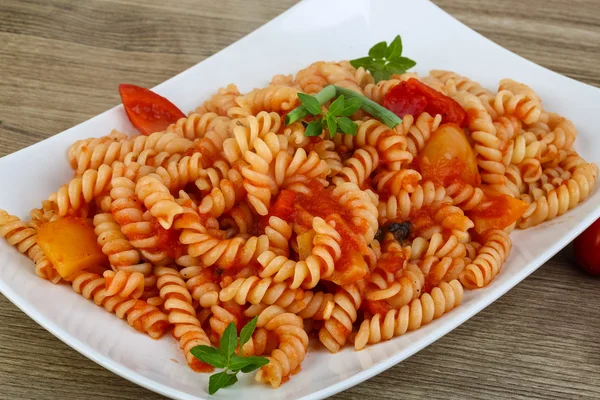 Leckere Nudeln mit Tomaten — Stockfoto