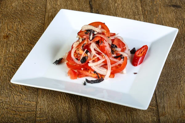 Traditionele salade van tomaat en UI — Stockfoto