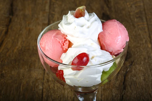 Sorvete doce com frutas — Fotografia de Stock