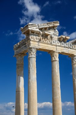 Apollo Tapınağı yan tarafta