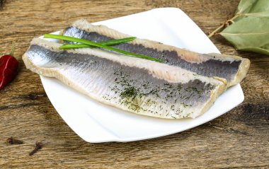 Dereotu ile ringa balığı filetosu