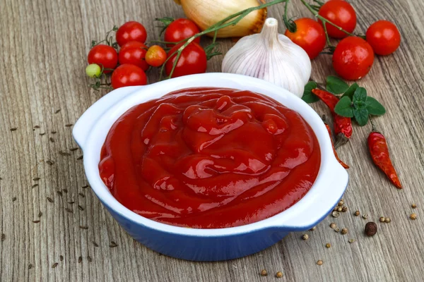 Яскраві томатний кетчуп — стокове фото