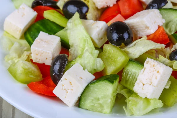 Свежеприготовленный греческий салат — стоковое фото