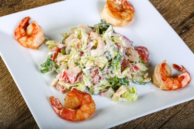 Lezzetli karides salatası