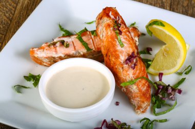 Soslu fırında somon balığı