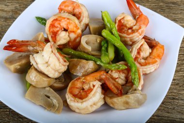 Kızarmış karides ve kuşkonmaz