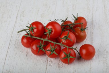 Dalda kiraz domatesleri