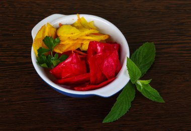 Kırmızı ve sarı lahana turşusu