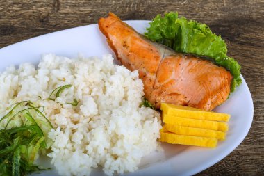 Kızarmış som balığı biftek