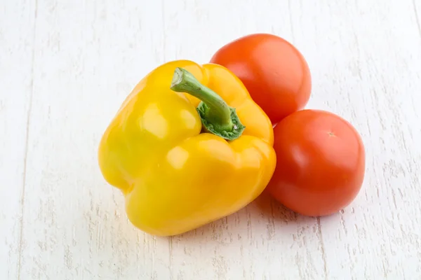 Pimentão amarelo e tomates — Fotografia de Stock