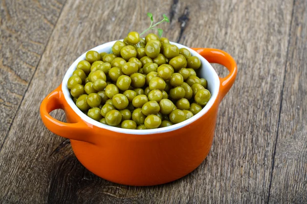 Ingeblikte groene erwten — Stockfoto