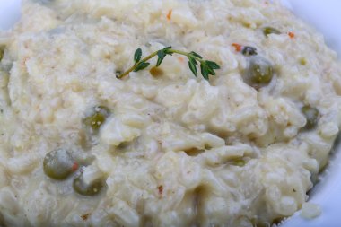 Risotto ile peynir ve yeşil bezelye