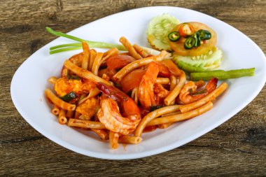 Deniz ürünleri ile baharatlı makarna