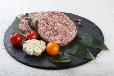 Çiğ burger pirzola