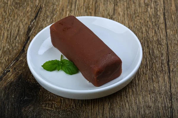 チョコレートの艶をかけられたコテージ — ストック写真