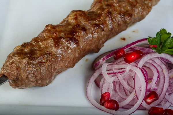Kebab de viande servi oignon — Photo