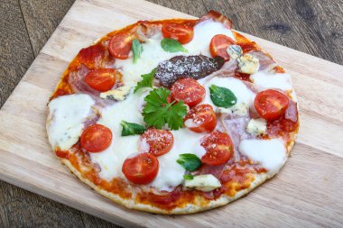 Pizza mozzarella ve proscuitto ile