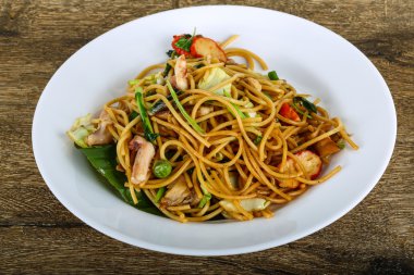 Deniz ürünleri ile Asya makarna