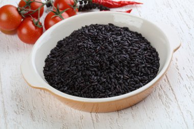 Ham siyah yabani pirinç