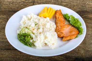 Kızarmış som balığı biftek