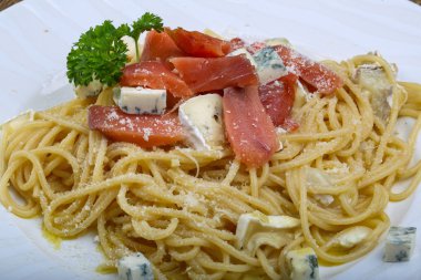 somon ve peynirli makarna