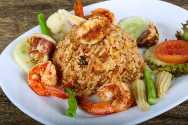 Kızarmış pilav ve deniz ürünleri.