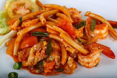 Deniz ürünleri ile baharatlı makarna