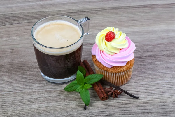 Sweet Cupcake met koffie — Stockfoto