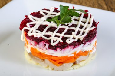 Rus ringa balığı salatası