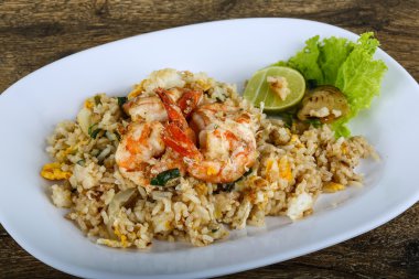 Kızarmış pirinç ve karides.