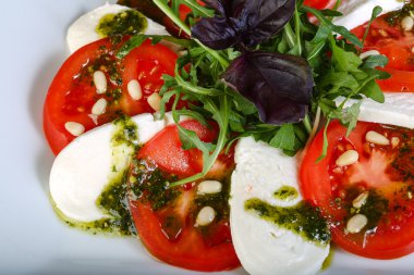 İtalyan Caprese salatası