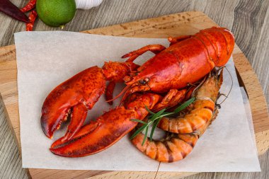 Istakoz ve kaplan karides pişmiş