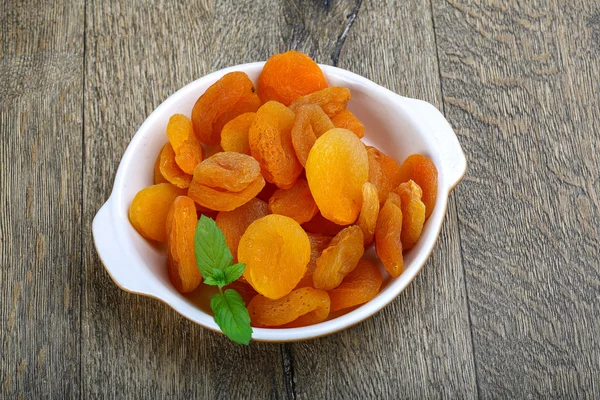 Сладкие сушеные абрикосы — стоковое фото