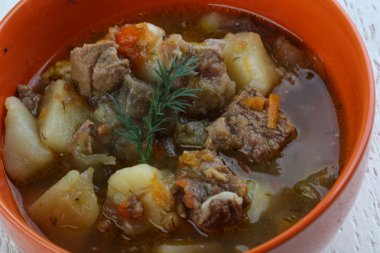 Sıcak işkembe çorbası