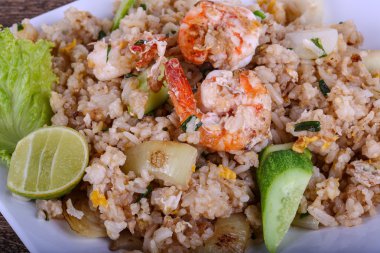 Kızarmış pirinç ve karides.