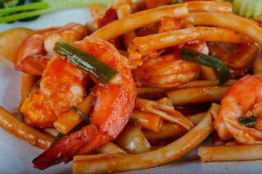 Deniz ürünleri ile baharatlı makarna