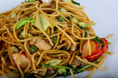 Deniz ürünleri ile Asya makarna