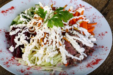 Sığır eti ve sebze salatası