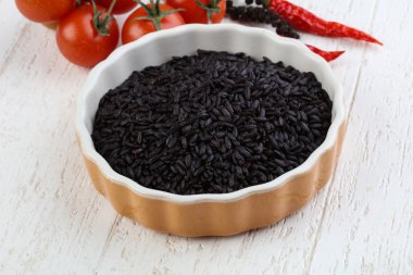 Ham siyah yabani pirinç