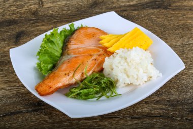 Kızarmış som balığı biftek