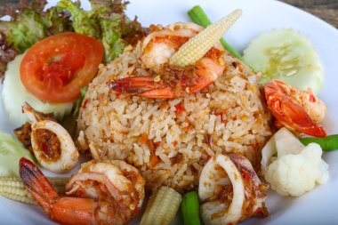 Kızarmış pilav ve deniz ürünleri.