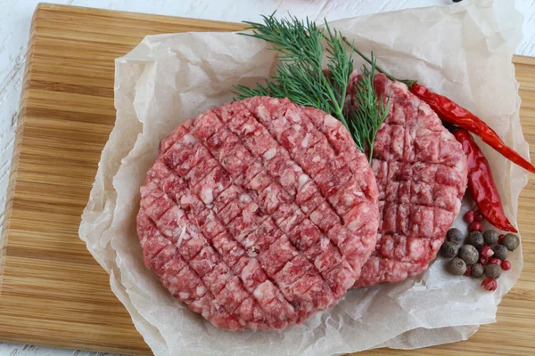 Çiğ burger pirzola — Stok fotoğraf