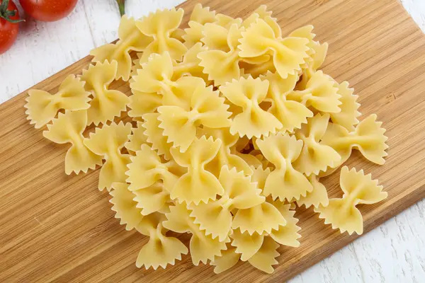 Rohe, trockene Farfalle-Nudeln — Stockfoto