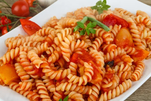 Leckere Nudeln mit Tomaten — Stockfoto